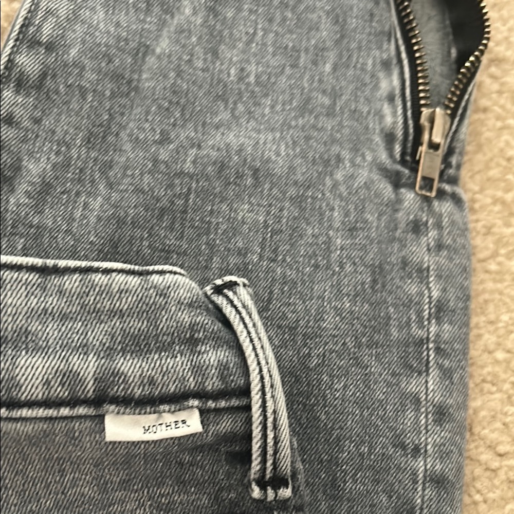 Mother Swooner zip jeans in Static wash - Picture 9 of 9